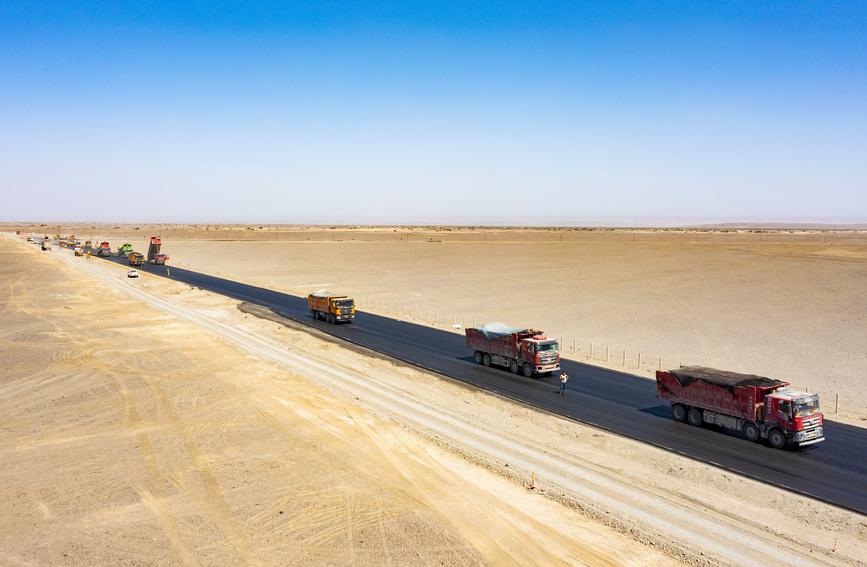 新疆哈密：戈壁公路建设忙