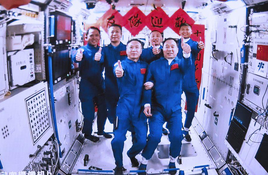 神舟十六号3名航天员顺利进驻中国空间站