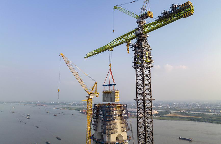 江苏泰州：常泰长江大桥上塔柱钢塔核心构件成功吊装